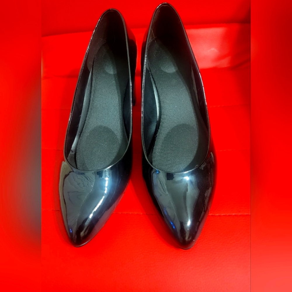 Black Vaneli Heels-Size 8 1/2 W (Like New)